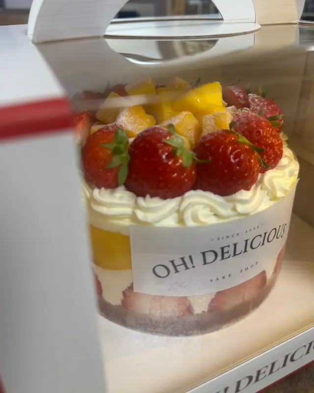 케이크 상자 안의 딸기 케이크