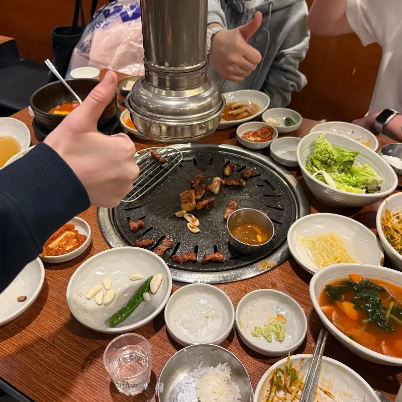 엄지척 포즈를 하고 있는 손님들의 모습