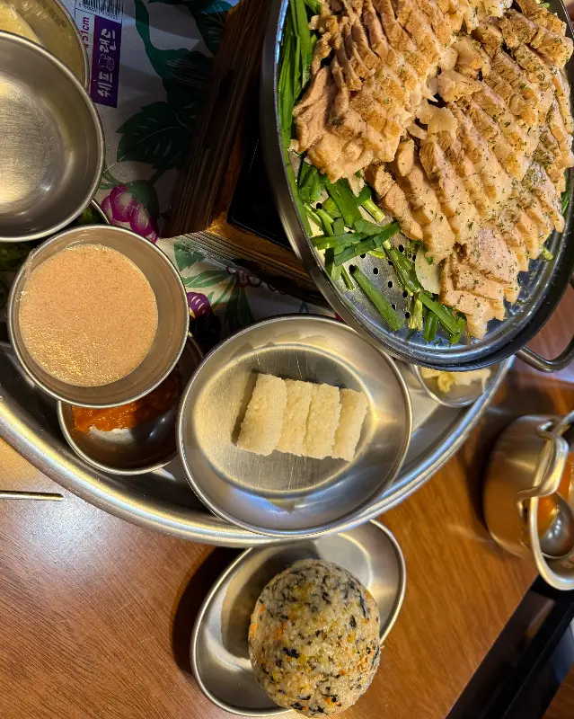 곁들임 찬들과 함께 족발을 싸 먹을 수 있도록 상추와 깻잎이 준비된 모습