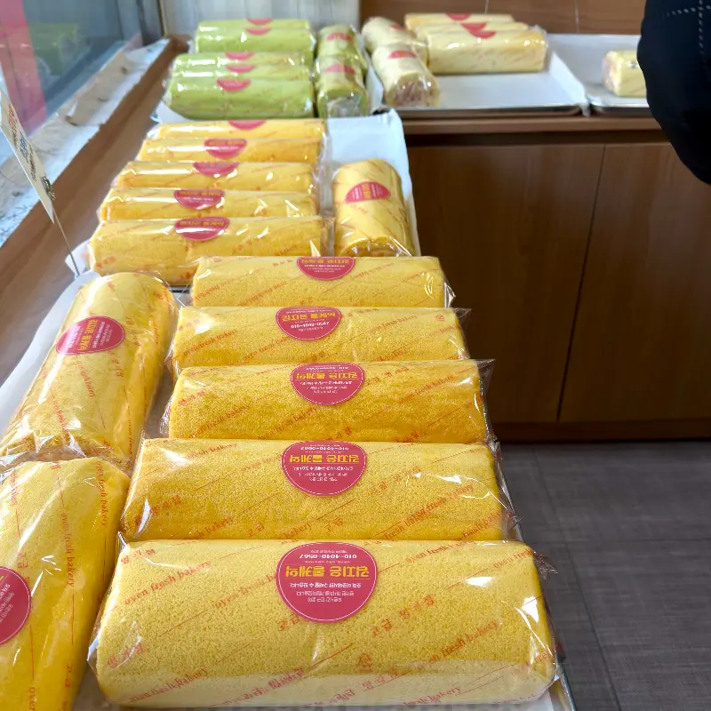 다양한 종류의 롤케이크가 진열된 쇼케이스