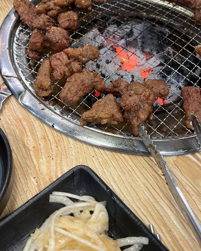 숯불 위에서 노릇노릇하게 익어가는 소갈비살