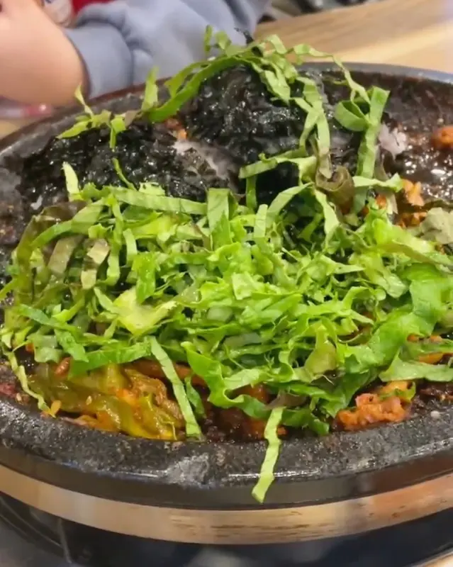 오리 주물럭 양념에 볶아진 김치 볶음밥