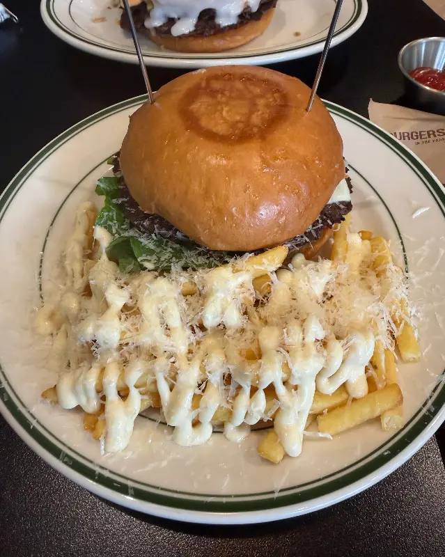 눈꽃 치즈가 듬뿍 뿌려진 감자튀김