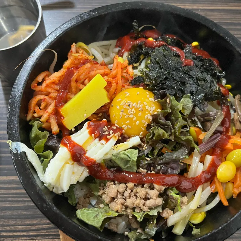 돌솥에 담겨 더욱 맛있는 비빔밥