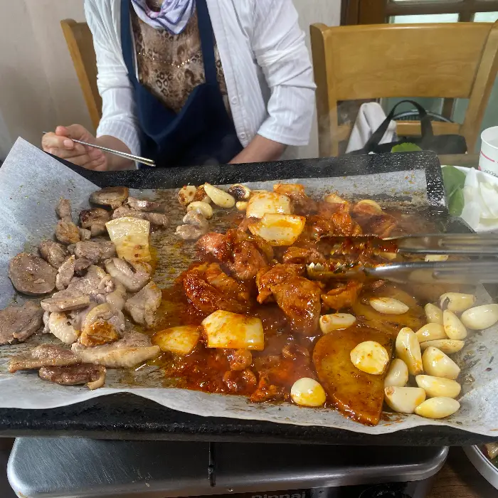 오리로스와 오리주물럭이 함께 구워지는 모습