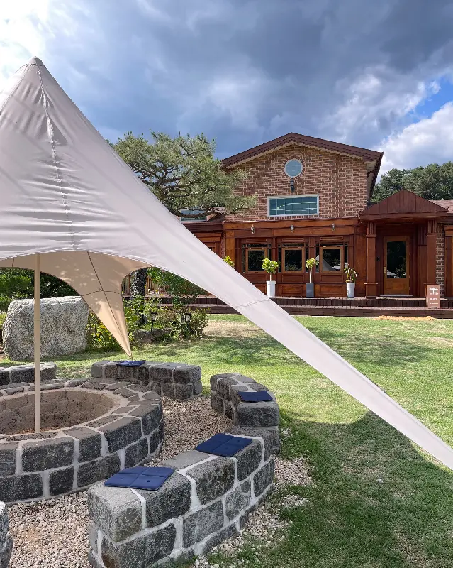 캠핑 분위기를 연출하는 야외 좌석