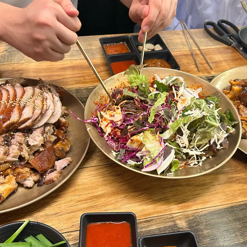 족발과 함께 곁들여 먹는 샐러드