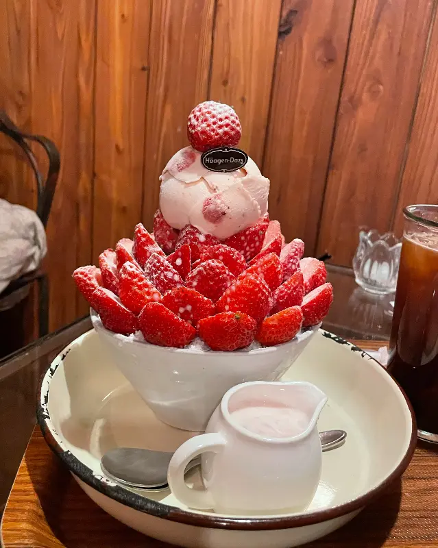 딸기가 가득 올라간 딸기 크림 치즈 빙수