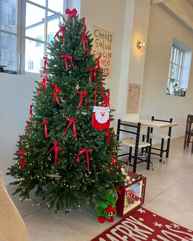 크리스마스 분위기로 꾸며진 인트로데이