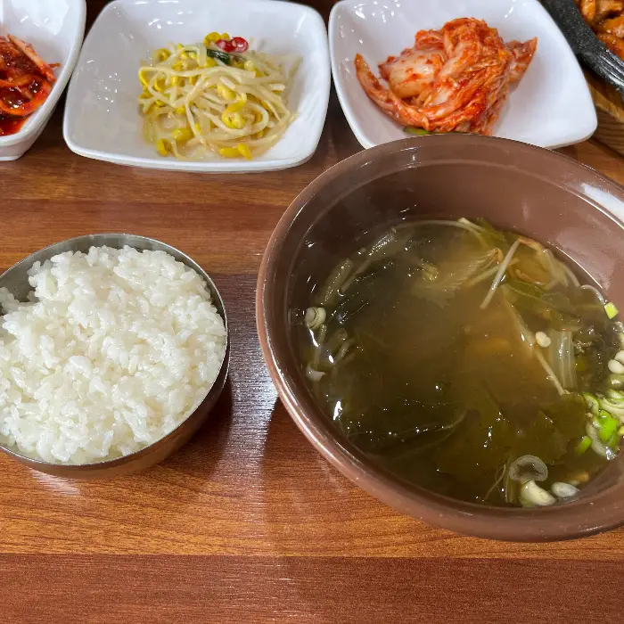 갓 지은 밥과 국