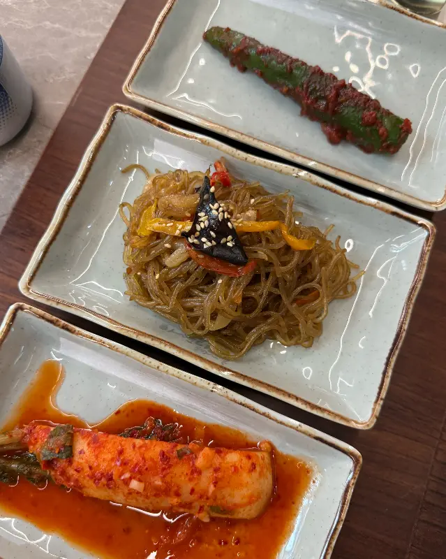정갈하게 담겨 나온 밑반찬들