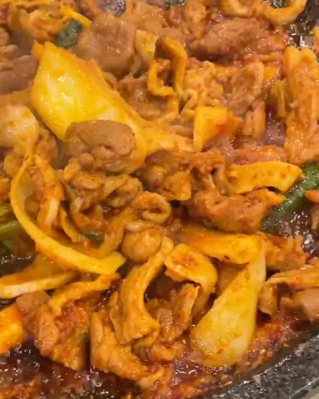 도라지와 함께 볶아진 오리 주물럭의 클로즈업