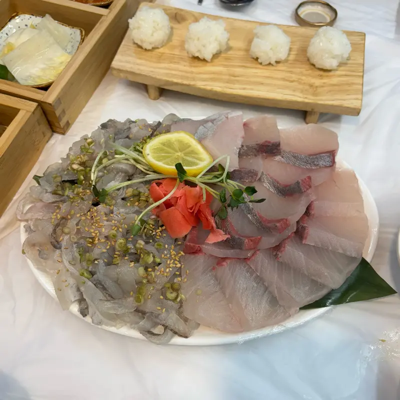 신선한 해산물이 가득한 한 상