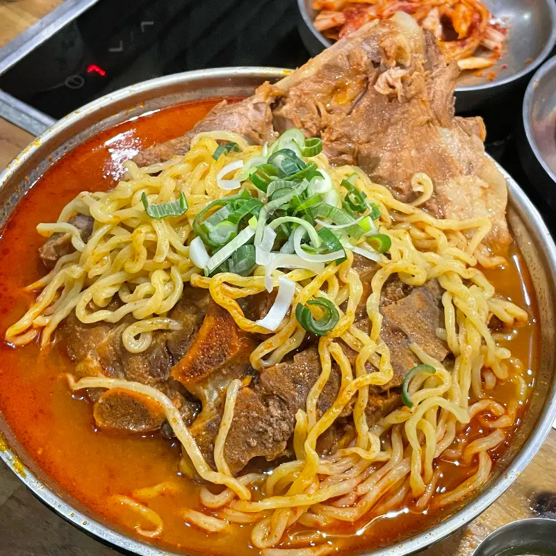 뼈해장국에 라면사리 추가