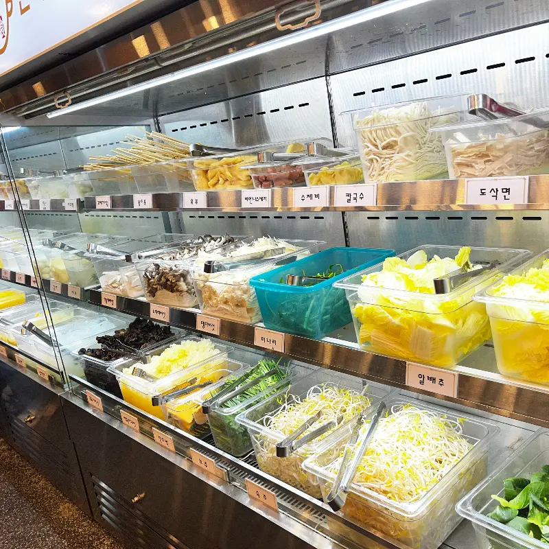 신선한 재료가 가득한 샐러드바