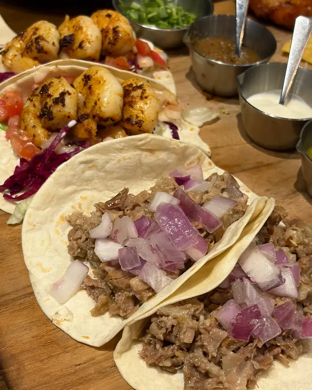 도래창 타코와 새우 타코의 클로즈업