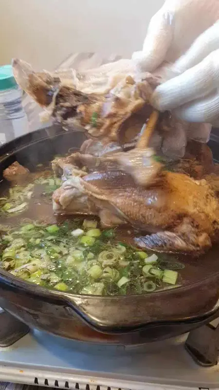 먹기 좋게 손질된 옻닭