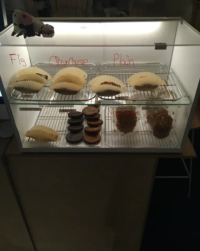 쇼케이스 안에 진열된 다양한 디저트들