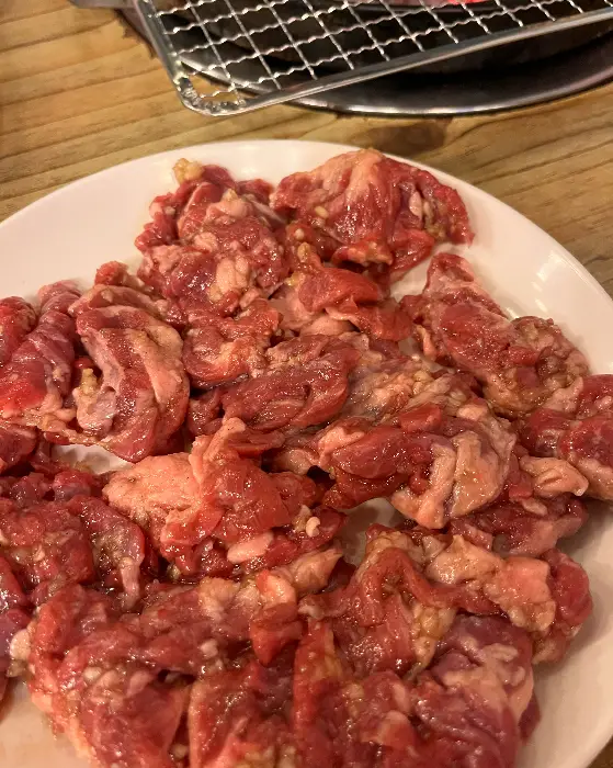 신선한 갈매기살이 접시에 가득 담겨 있는 모습