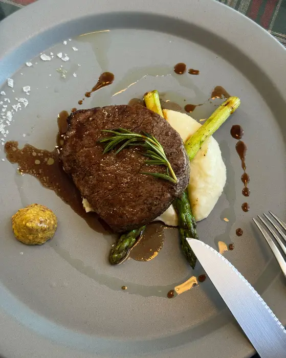 안심 스테이크와 으깬 감자, 아스파라거스