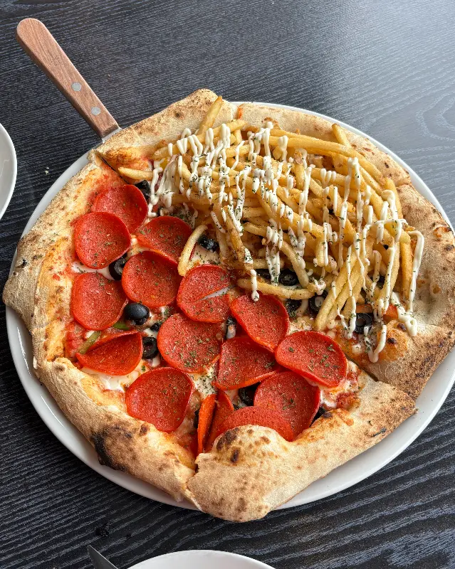 페퍼로니와 감자튀김이 반반 올려진 피자