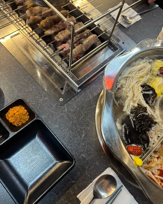 훠궈와 꼬치 구이가 함께 준비된 모습