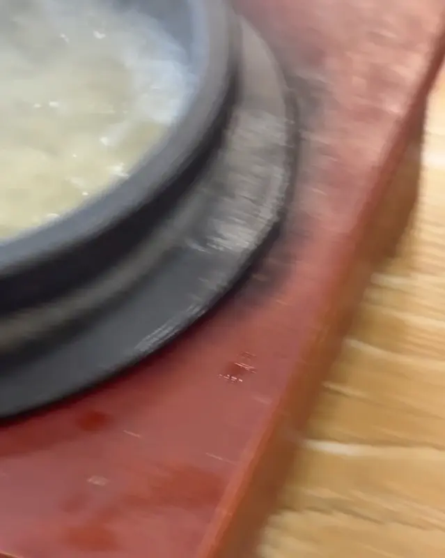 돌솥에 담겨 나온 갓 지은 밥