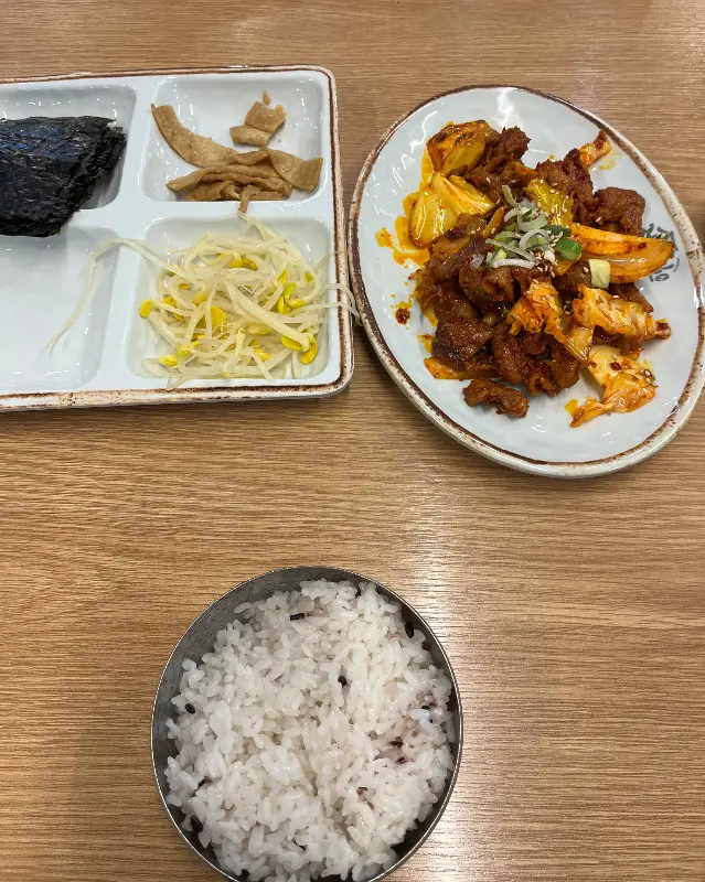 정갈하게 담긴 반찬들