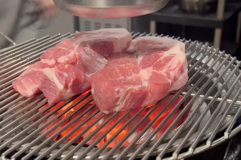 숯불 위에서 익어가는 흑돼지 목살