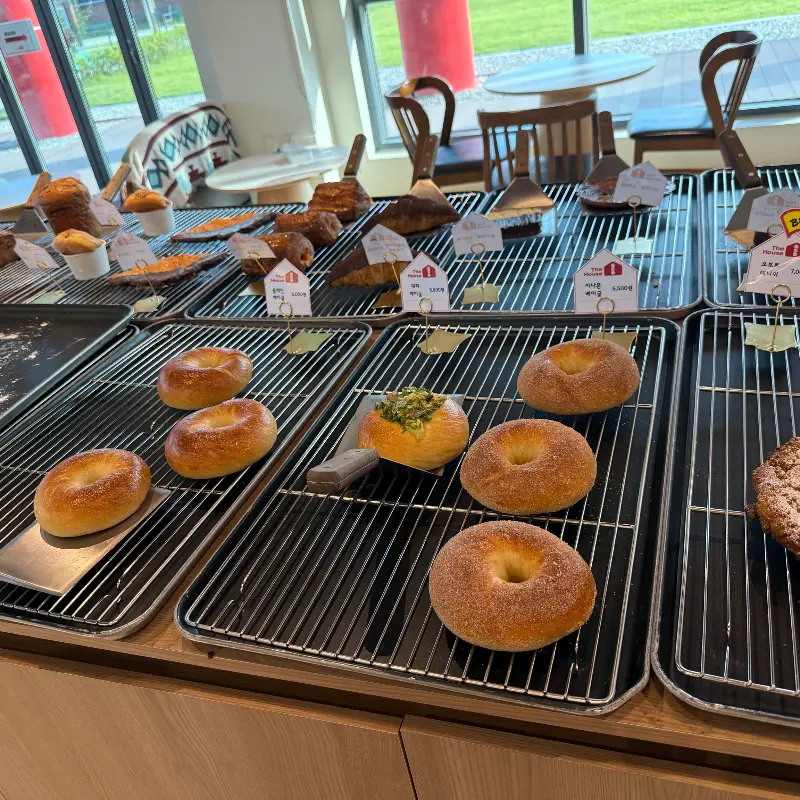 아늑하고 편안한 분위기의 카페 내부