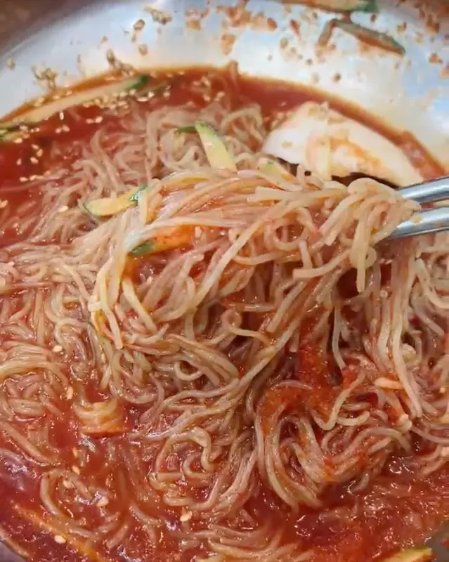 매콤한 비빔냉면