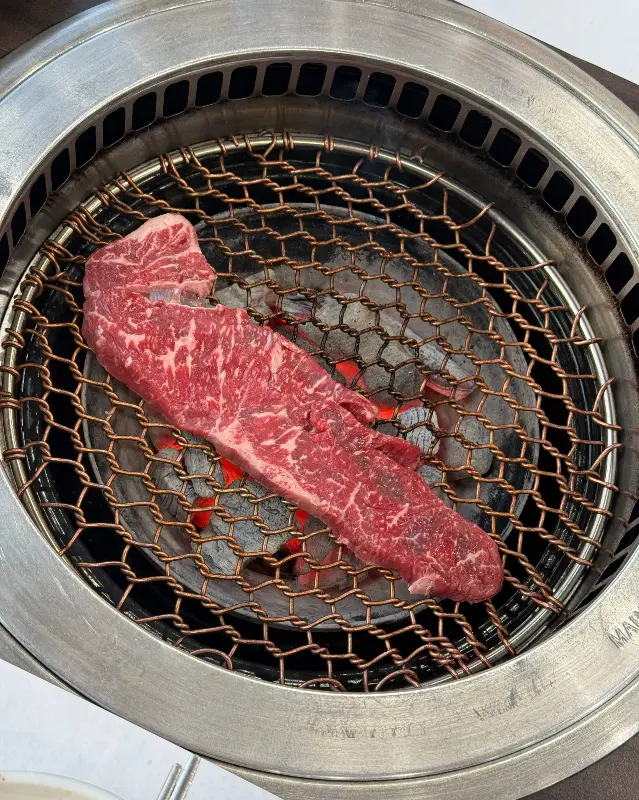 숯불 위에 구워지는 한우