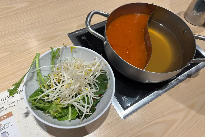 토마토 육수와 샤브샤브 재료