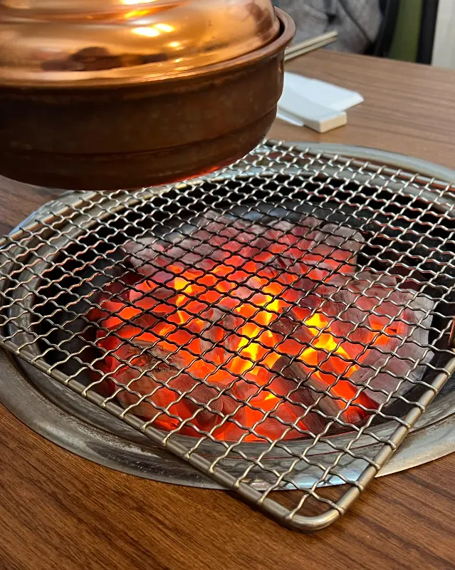 뜨겁게 달아오른 숯불