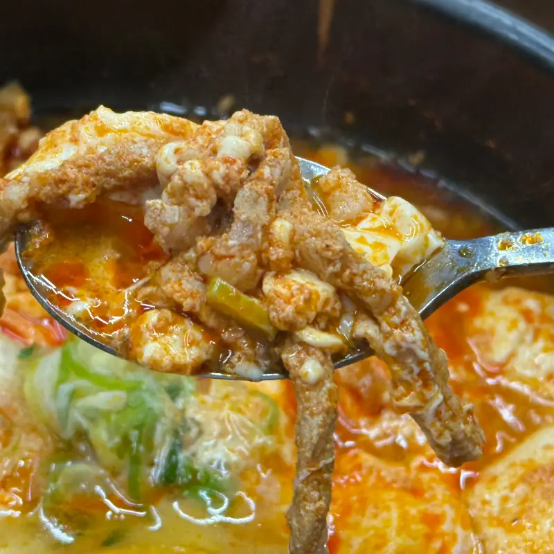 순두부찌개 속 순두부와 고기의 만남