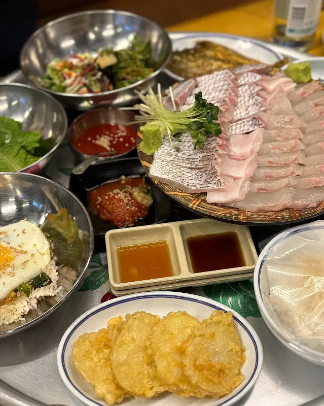 어시장의 알곤이찜 한 상 차림