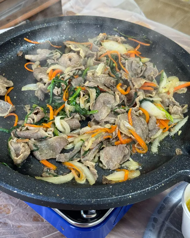 불판 위에서 맛있게 익어가는 오리불고기