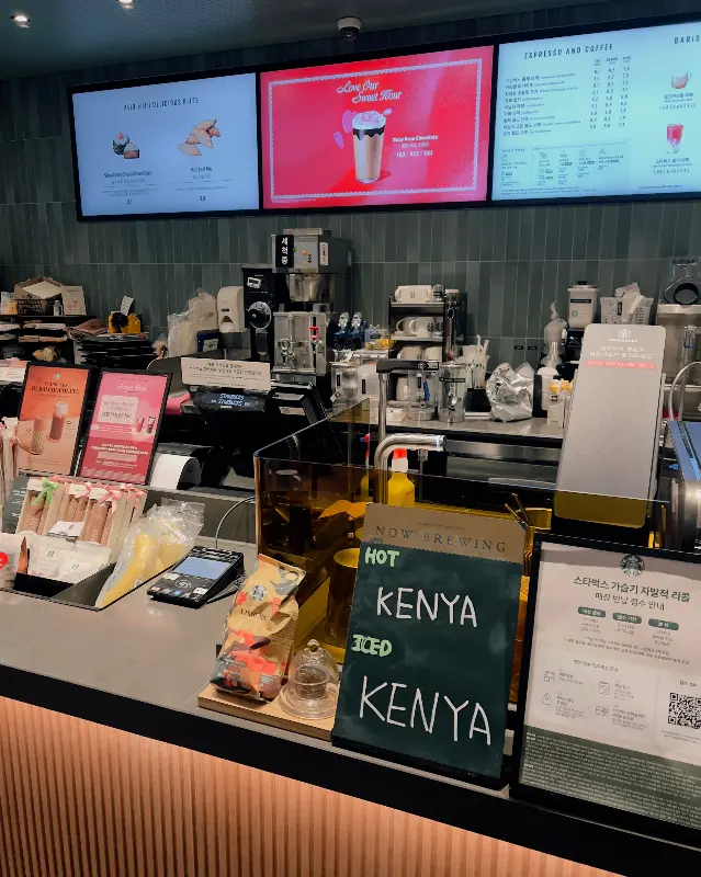 스타벅스 마두역점 카운터 전경