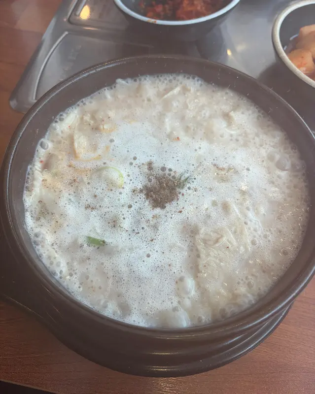 뽀얀 국물이 인상적인 순대국밥
