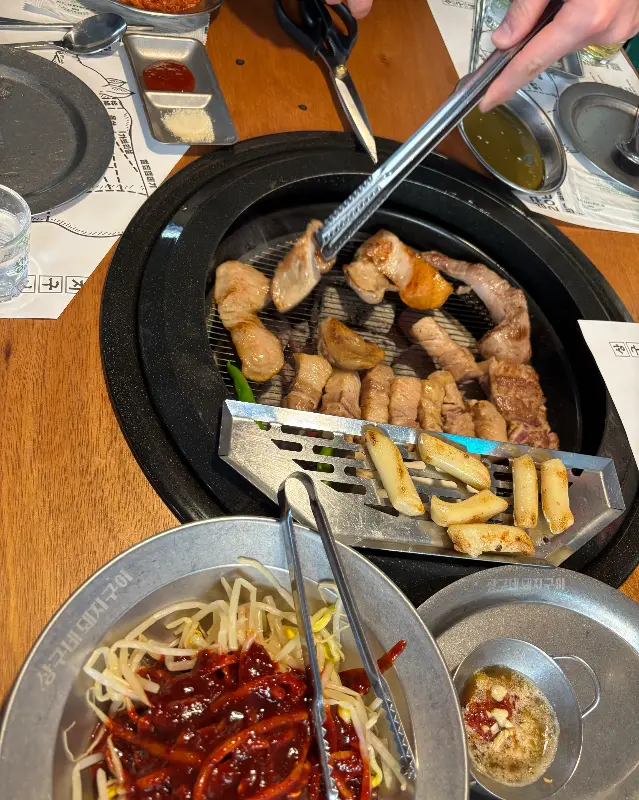 돼지고기와 함께 구워먹는 떡과 버섯