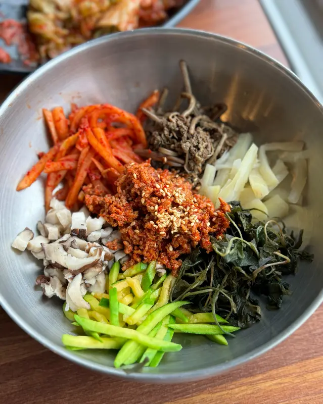 신선한 재료가 듬뿍 들어간 산채비빔밥