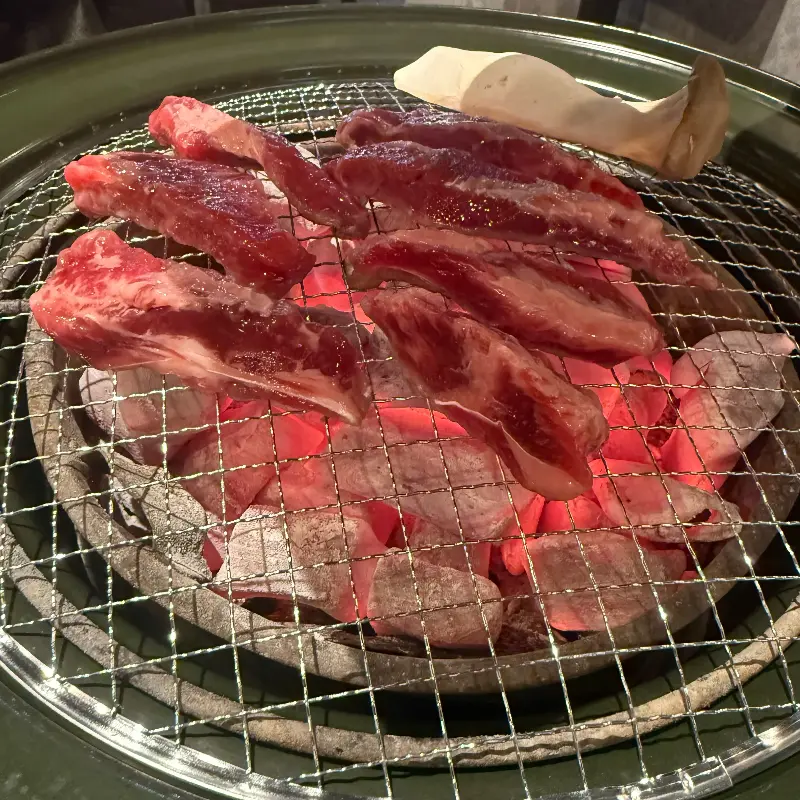 숯불 위에서 익어가는 갈비살