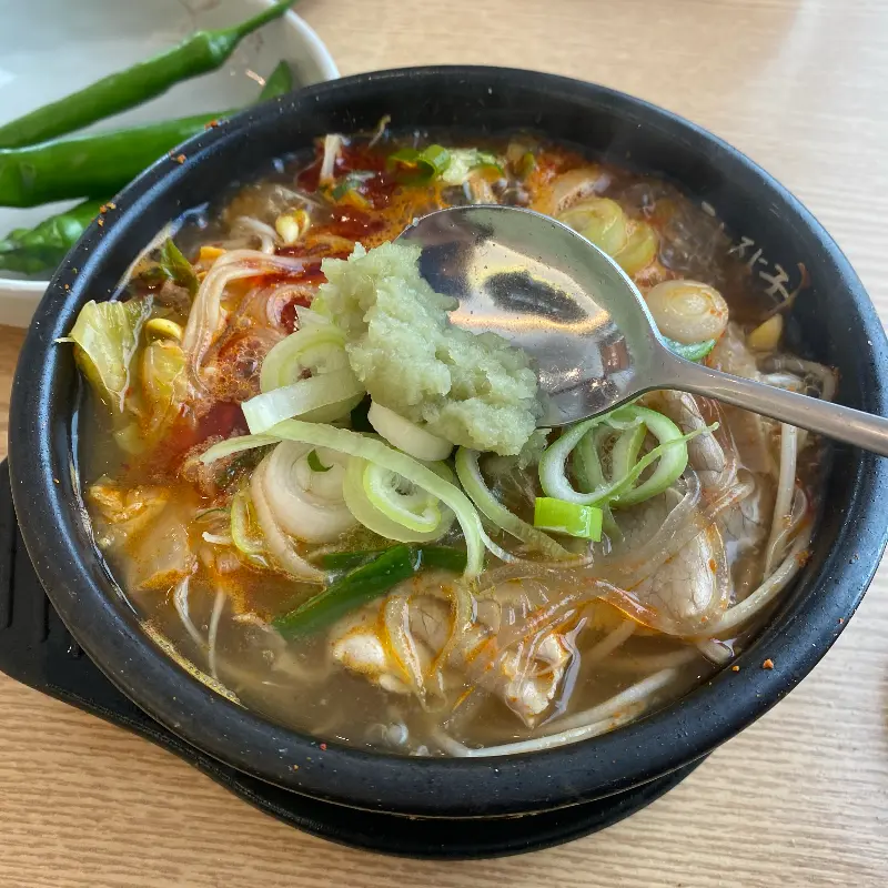 해장국에 밥을 말아먹는 모습