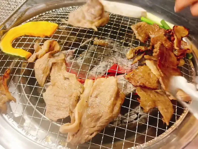 숯불 위에서 구워지는 갈비와 채소