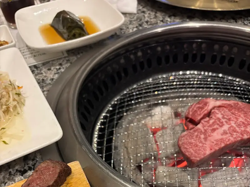 숯불 위에서 구워지는 살치살