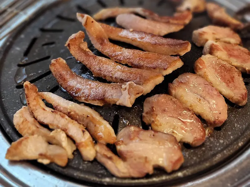 노릇하게 구워진 삼겹살과 가브리살