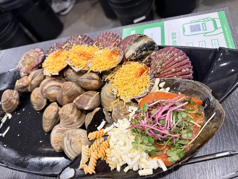 청춘조개의 푸짐한 조개구이 한 상 차림