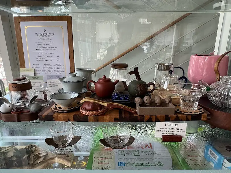 다양한 종류의 차 도구들이 진열된 모습