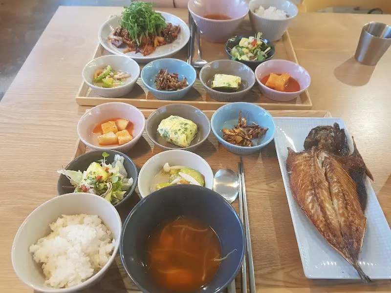 한 상 가득 차려진 정식