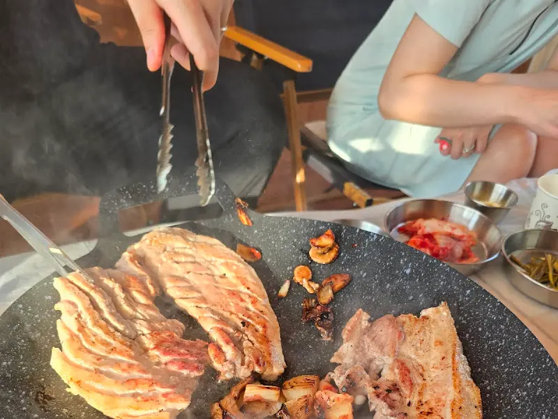 숯불 위에서 익어가는 돼지고기